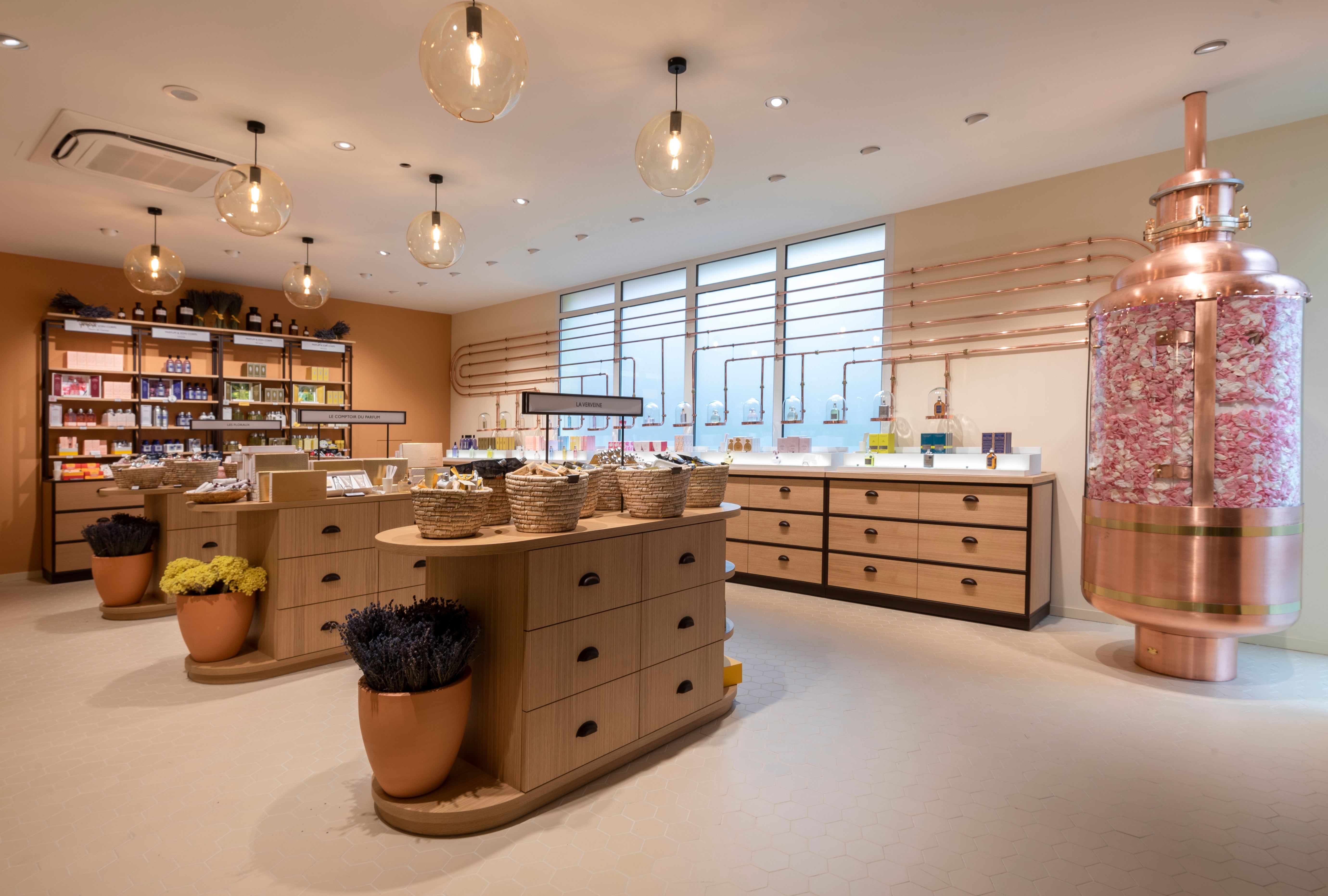 Vue du magasin L'Occitane à Manosque, avec une ambiance authentique et chaleureuse