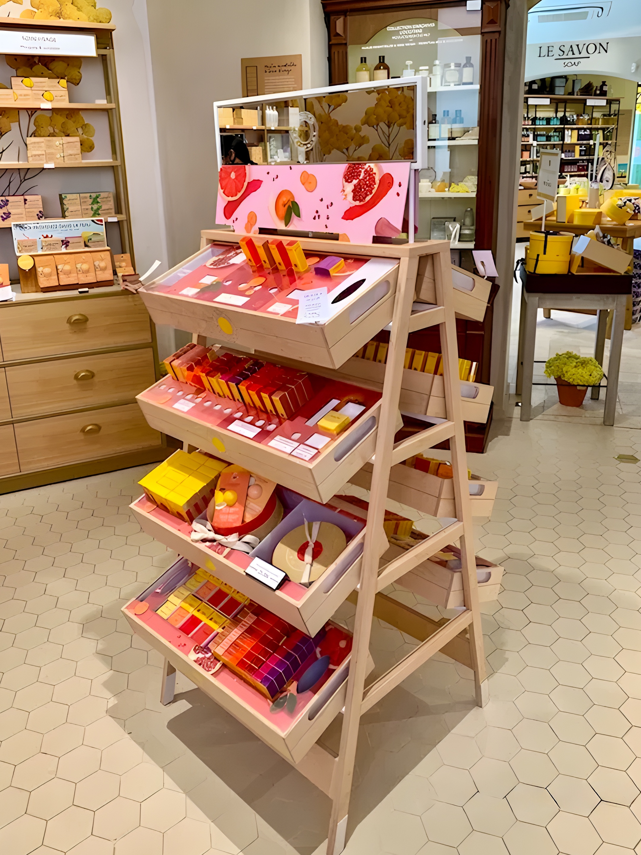 Design de la tour maquillage inspirée des présentoires en cagette, installée dans le magasin L'Occitane Manosque