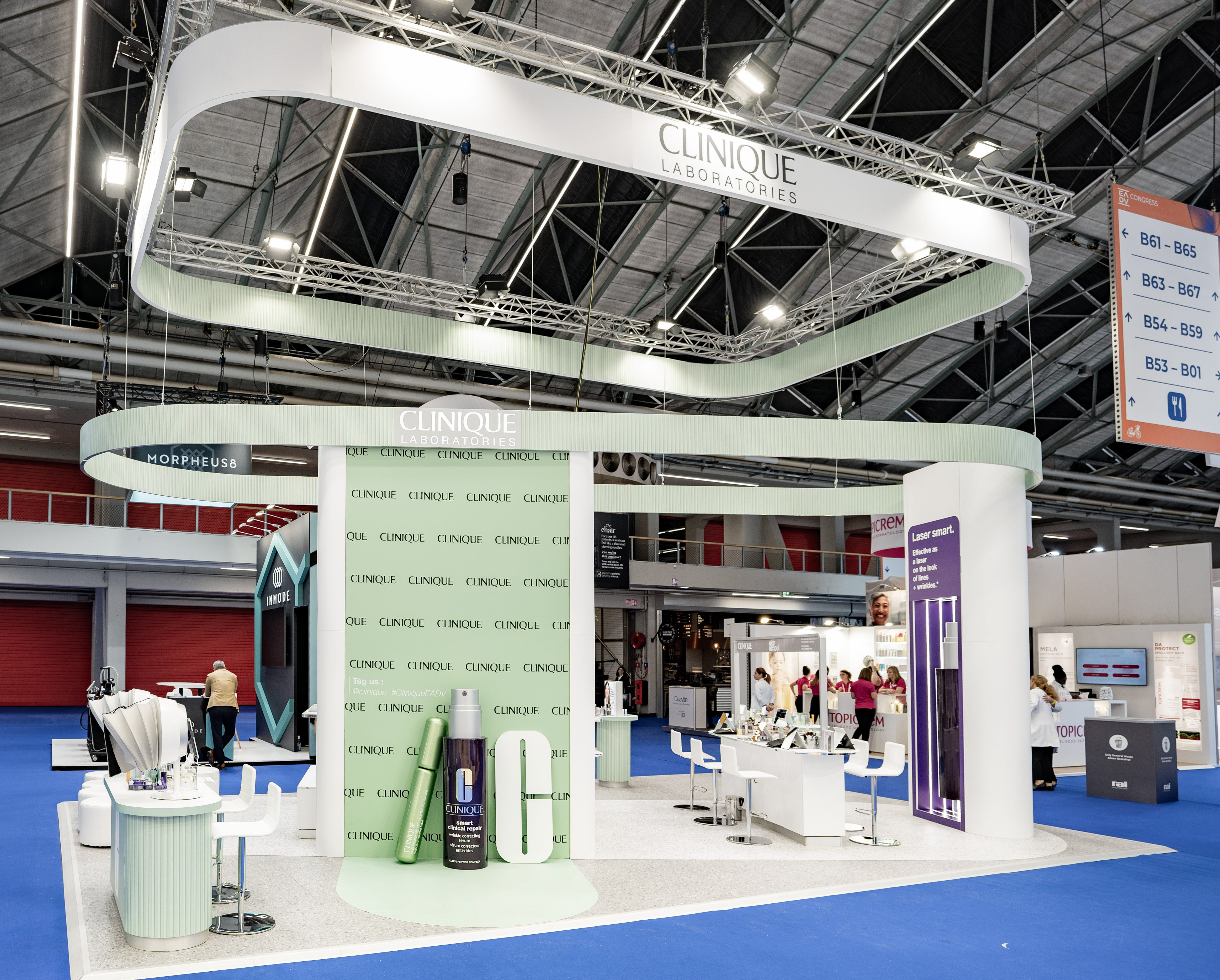 Image montrant le stand Clinique à l'EADV Amsterdam avec son espace instagramable