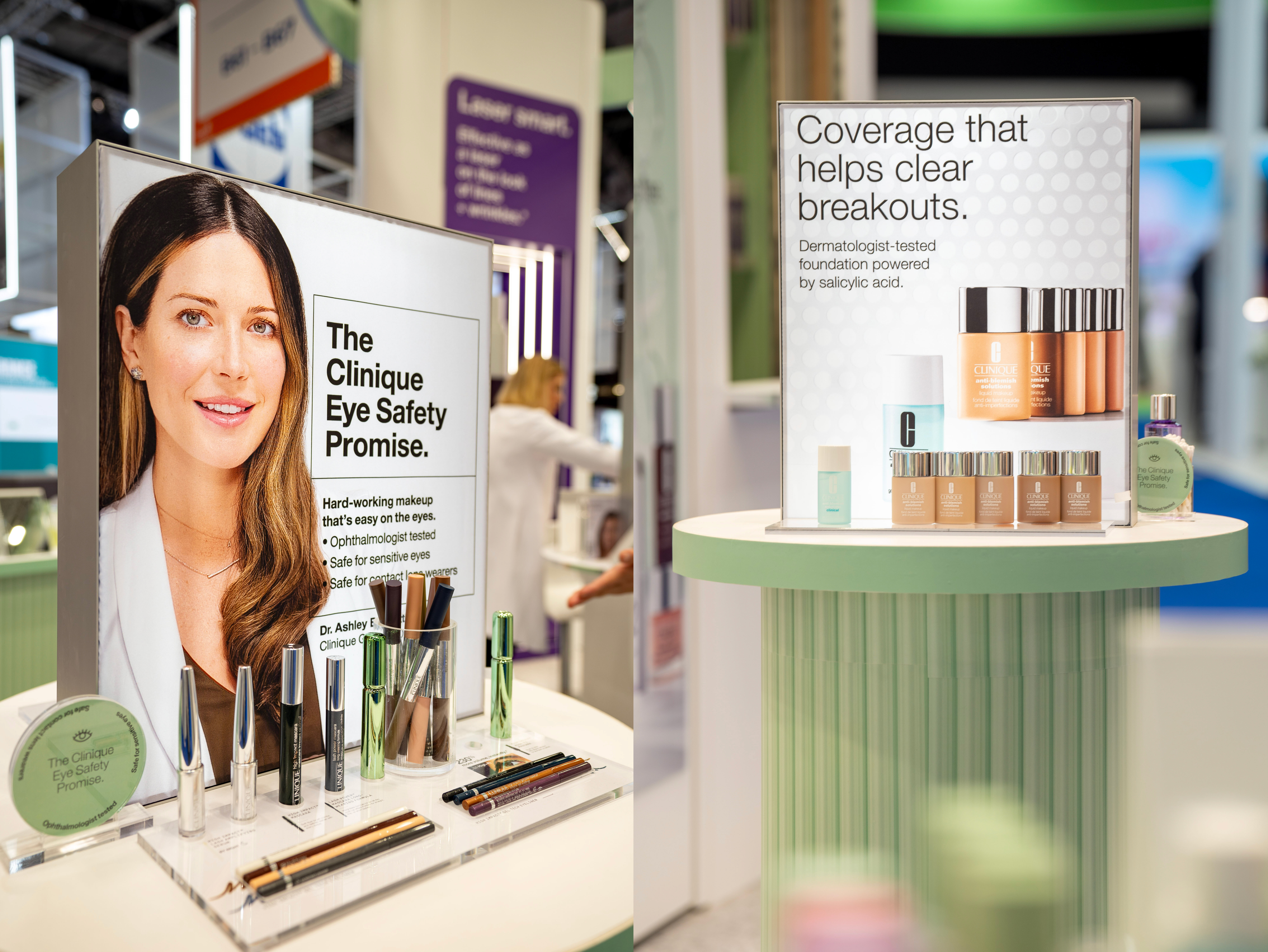 Photo du meuble pedestal avec présentatoire des produits Clinique à l'EADV Amsterdam