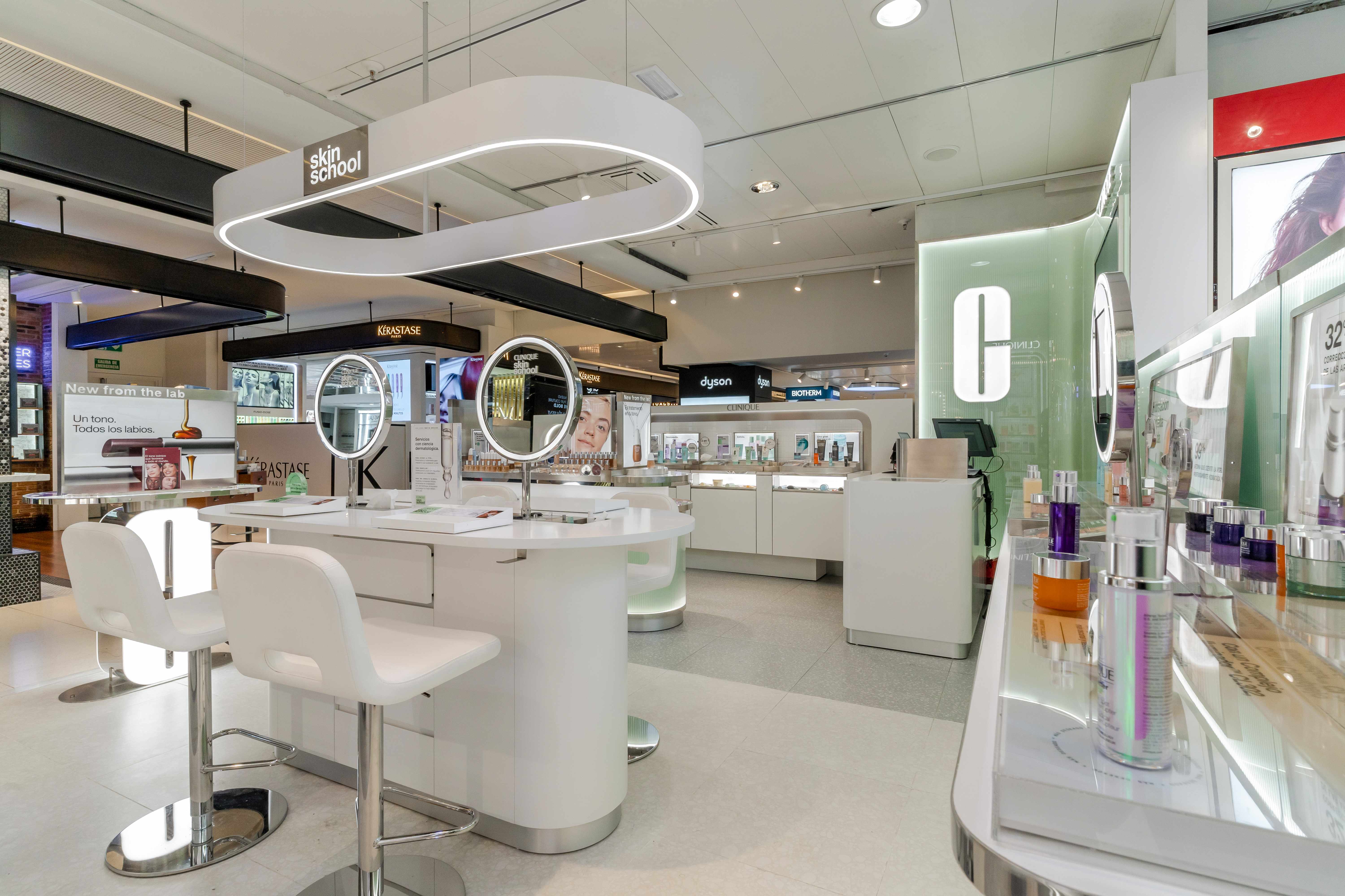 Photo du comptoir de Clinique à El Corte Inglès Castellana vue sur la table de consultation