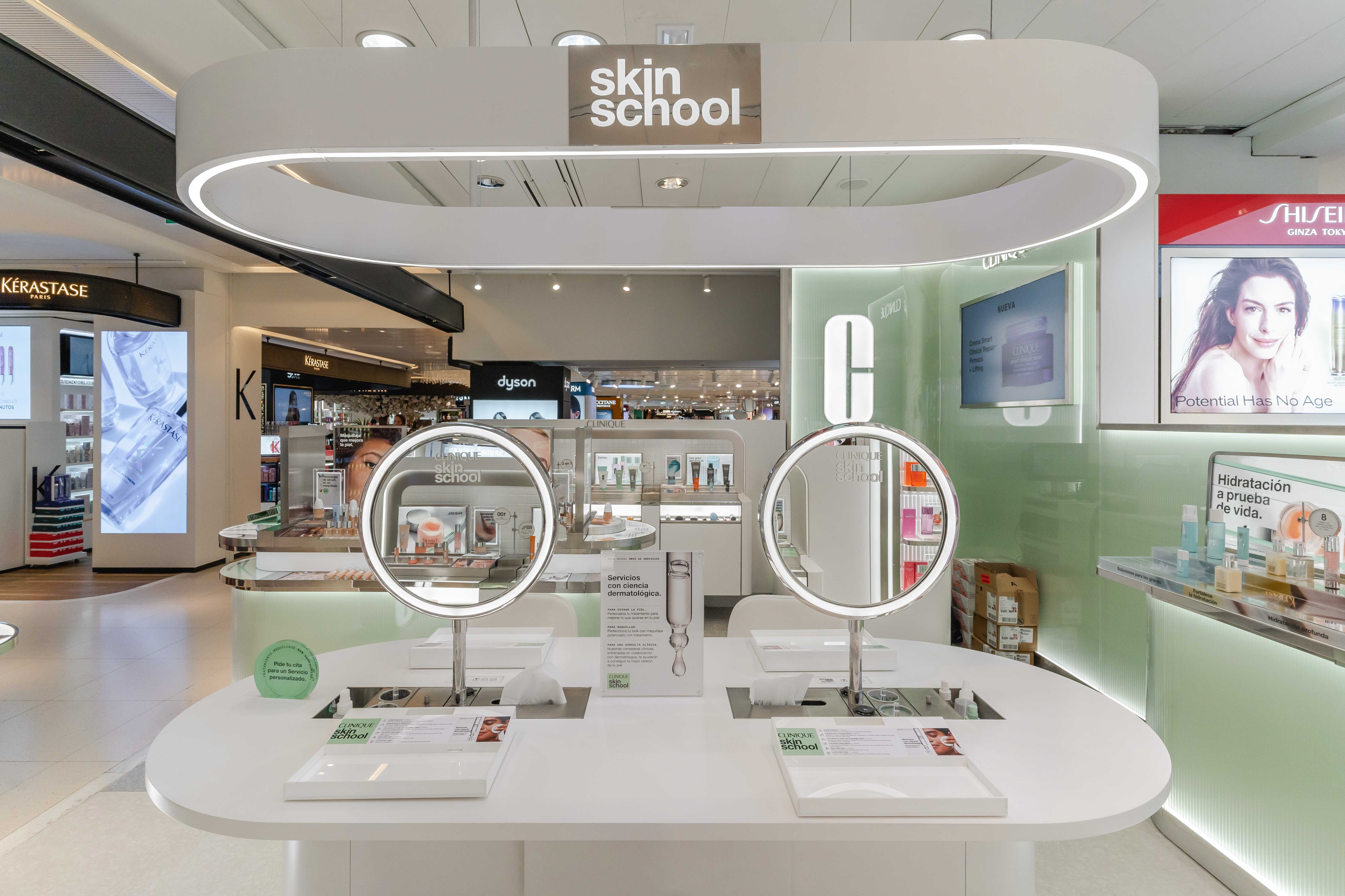 Table de consultation et son canopy sur le stand Clinique à El Corte Inglés Castellana