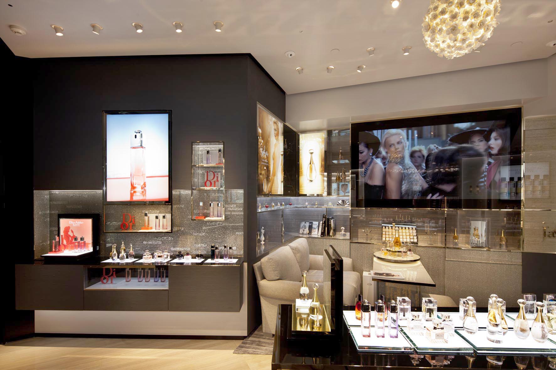 Photo de la zone fragrance dans le flagship Dior à Shanghai