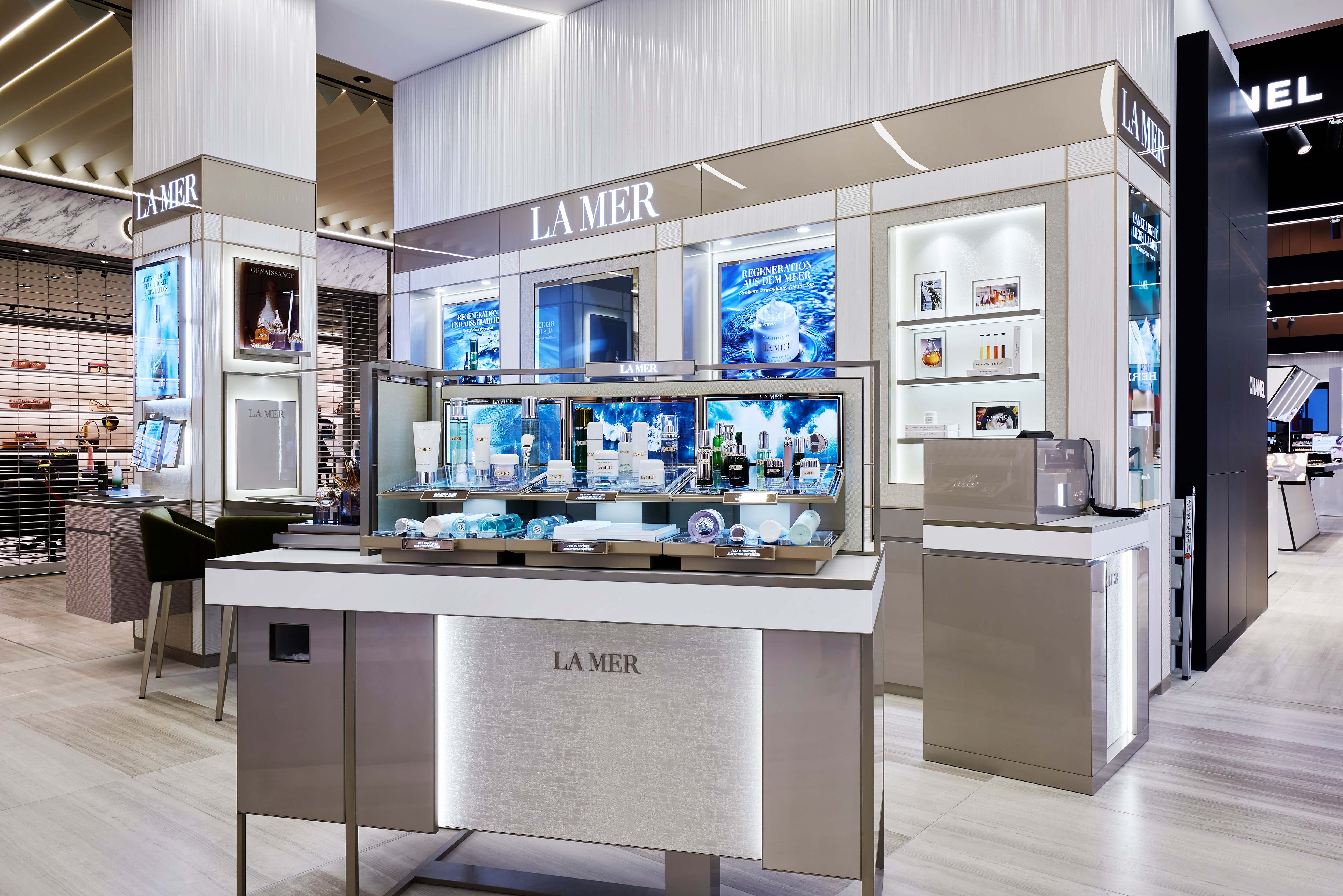 Photo du stand La Mer au Kadewe Berlin avec le full line tester, présentoire des produits de soin