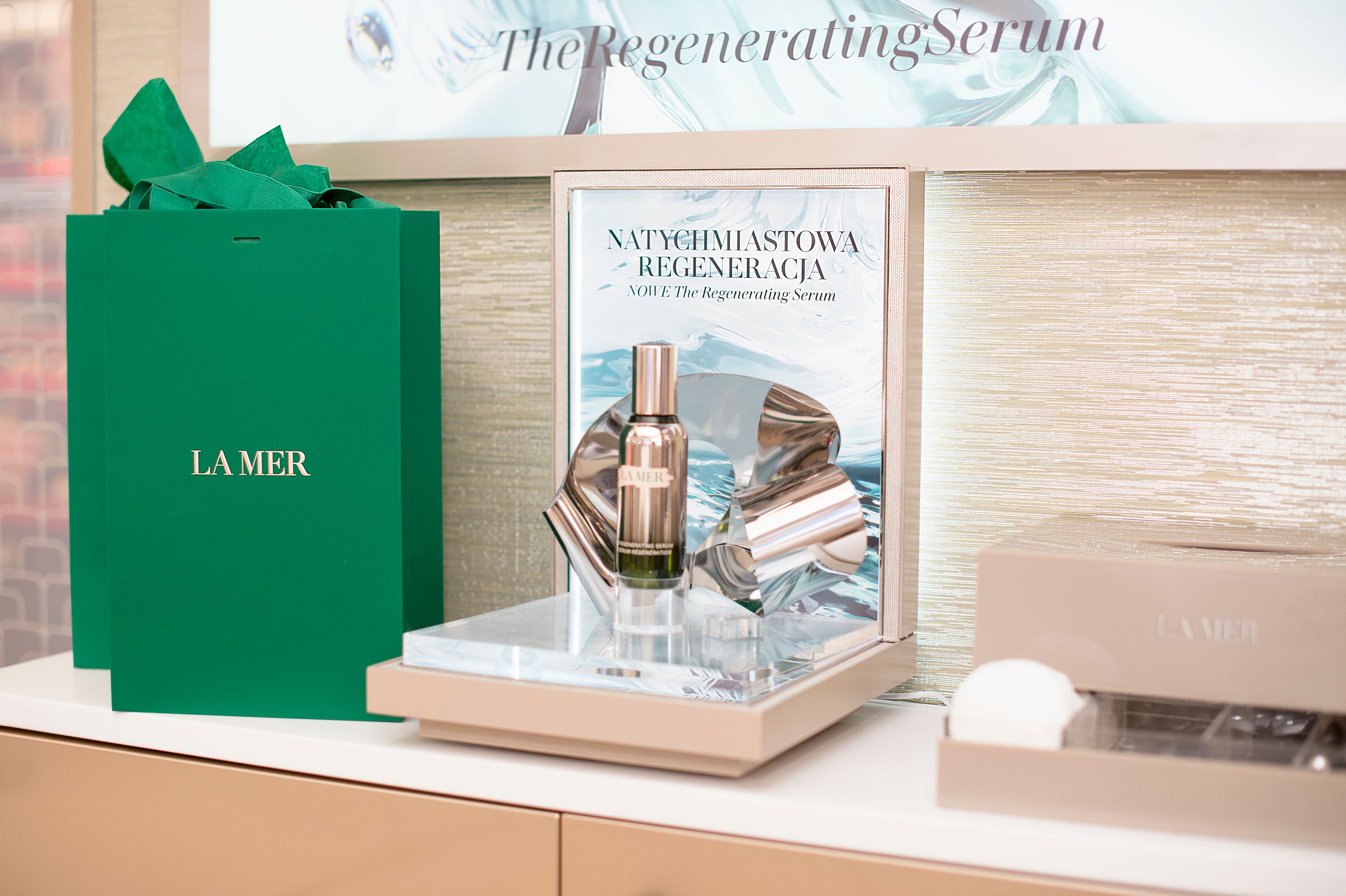 Vue sur le présentoire metant en avant la nouveauté dans la cabine de soin La Mer